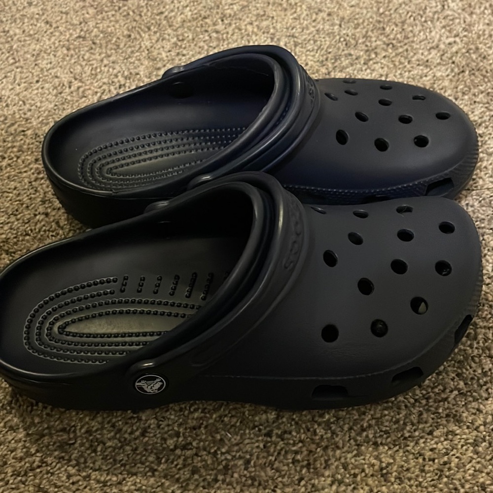 New never worn pair of navy crocs men’s seven women’s nine looking for he’s home